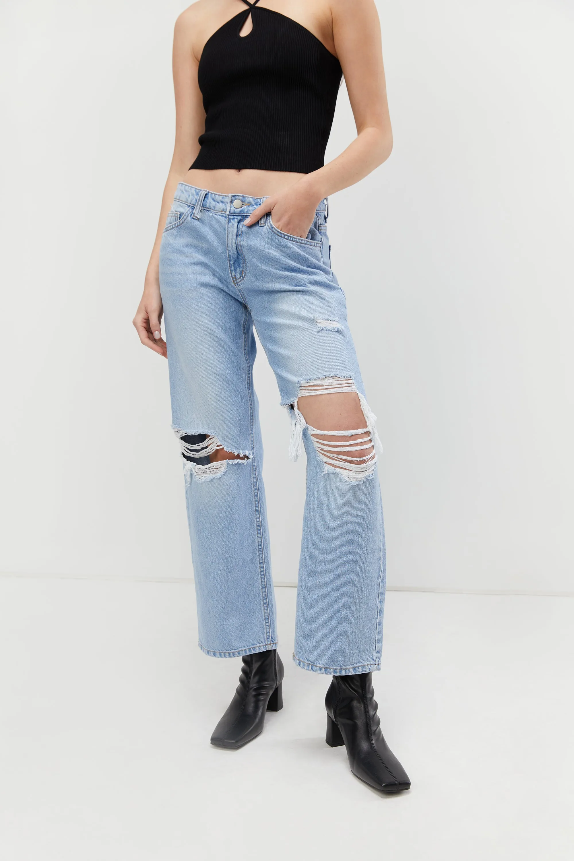 DISTRESSED STRAIGHT LEG JEAN